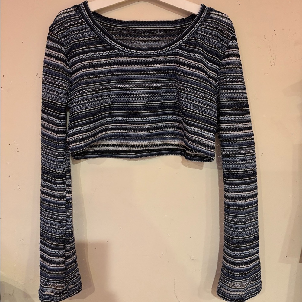 blue long sleeve crop top